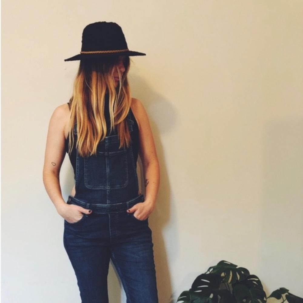 Black billabong hat